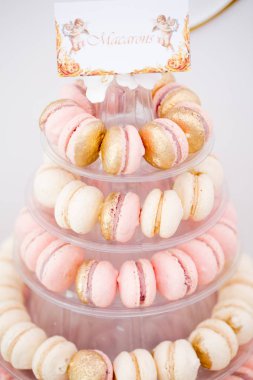 Bir şeker çubuğu'nda altın macarons, yakın çekim