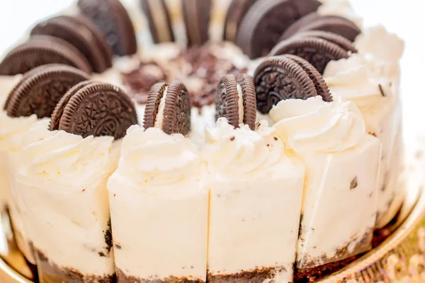 Beyaz zemin üzerine lezzetli Oreo pastadan yakın çekim