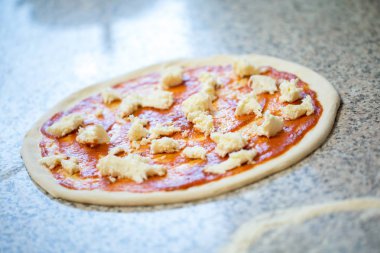 Fırın girmeden önce hazır pizza margherita