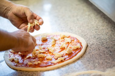 pizza margherita yapma bir adamın elinde yakın çekim