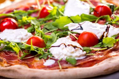 lezzetli İtalyan Pizza jambon, mozzarella, domates ve roka ile yakın çekim