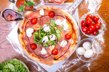 lezzetli İtalyan Pizza jambon, mozzarella, domates ve roka ile yakın çekim