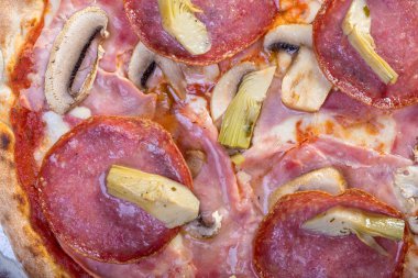 Güzel jambon, salam ve ançüezli pizza yakın çekim