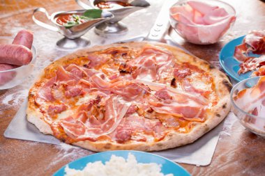sosis, jambon ve füme et lezzetli pizza yakın çekim