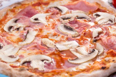 iştah açıcı mantar ve jambon pizza yakın çekim 