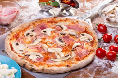 iştah açıcı mantar ve jambon pizza yakın çekim 