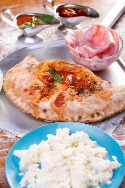 Lezzetli İtalyan pidesi pizza malzemelerle ahşap bir masa üzerinde Kapat