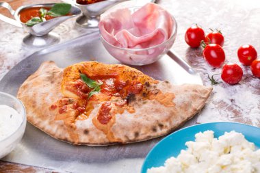 Lezzetli İtalyan pidesi pizza malzemelerle ahşap bir masa üzerinde Kapat