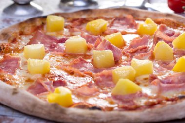 lezzetli hawaian jambon ve elma pizza malzemelerle yakın çekim