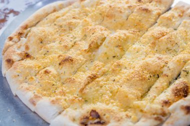Zeytinyağı, parmesan, sarımsak ve kekik ile pizza focaccia ayrıntılarını