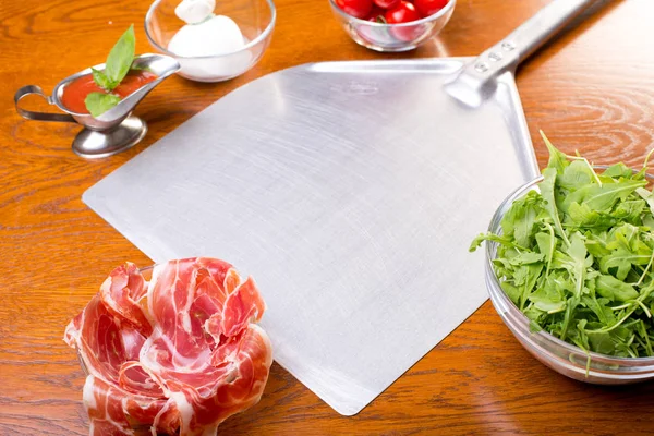 Espaço Cópia Para Pizza Com Ingredientes Uma Mesa Madeira — Fotografia de Stock