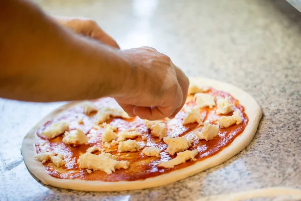 pizza margherita yapma bir adamın elinde yakın çekim