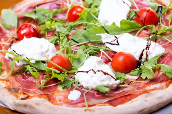 lezzetli İtalyan Pizza jambon, mozzarella, domates ve roka ile yakın çekim