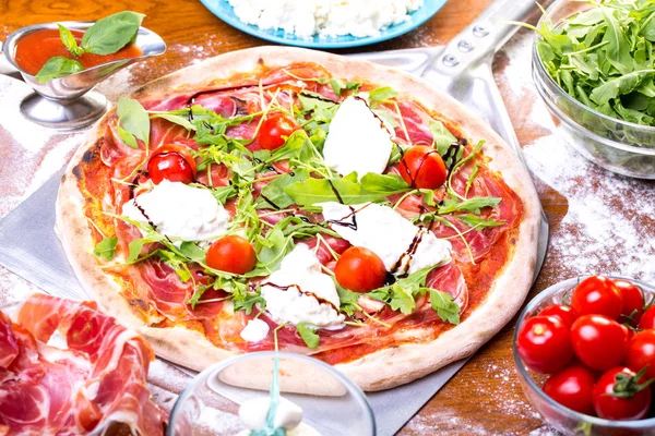 lezzetli İtalyan Pizza jambon, mozzarella, domates ve roka ile yakın çekim