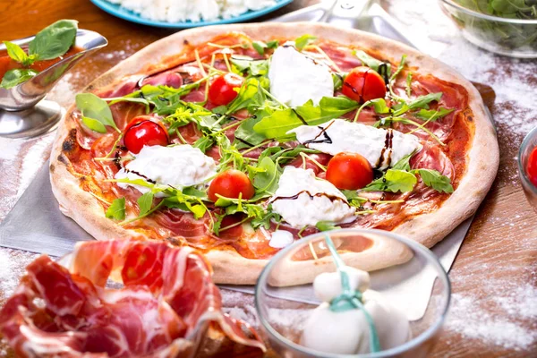 lezzetli İtalyan Pizza jambon, mozzarella, domates ve roka ile yakın çekim