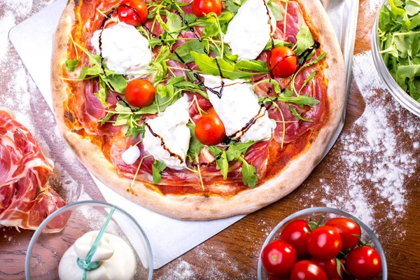 lezzetli İtalyan Pizza jambon, mozzarella, domates ve roka ile yakın çekim