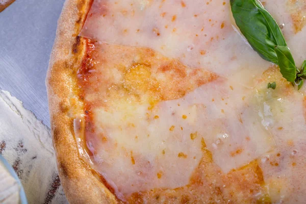 Close Van Smakelijke Italiaanse Vier Kaas Pizza — Stockfoto