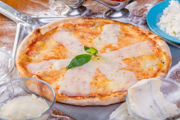 이탈리아 피자의 클로즈업 — 스톡 사진