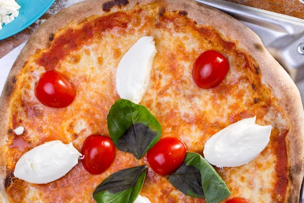신선한 마르게리타 피자의 가까이 — 스톡 사진