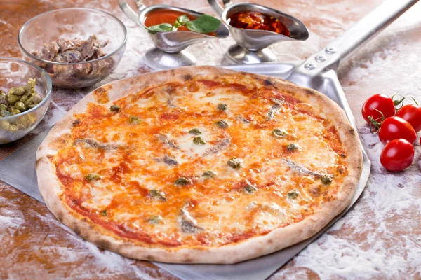 lezzetli pizzawith hamsi, mozzarella ve kapari kapat 