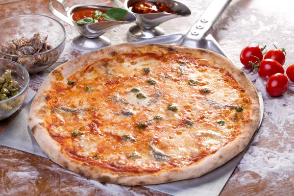 lezzetli pizzawith hamsi, mozzarella ve kapari kapat 
