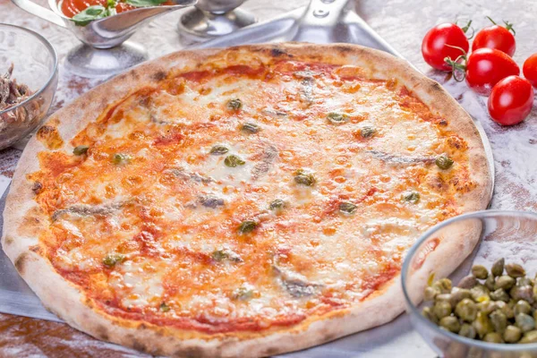lezzetli pizzawith hamsi, mozzarella ve kapari kapat 