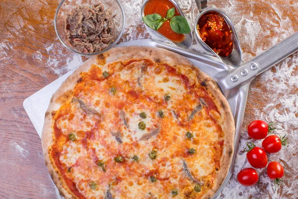 lezzetli pizzawith hamsi, mozzarella ve kapari kapat 