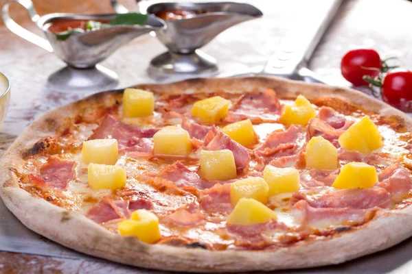 lezzetli hawaian jambon ve elma pizza malzemelerle yakın çekim