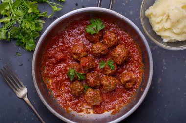 yakın kadar köfte, domates sosu ve püre patates 