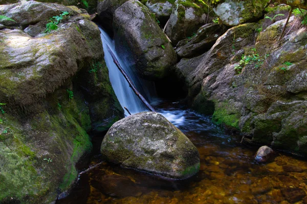 Cachoeira no Loire na floresta — Fotografia de Stock