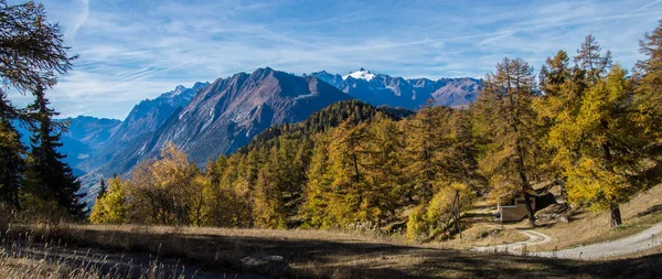 Jesienny krajobraz w Alpach Szwajcarskich — Zdjęcie stockowe