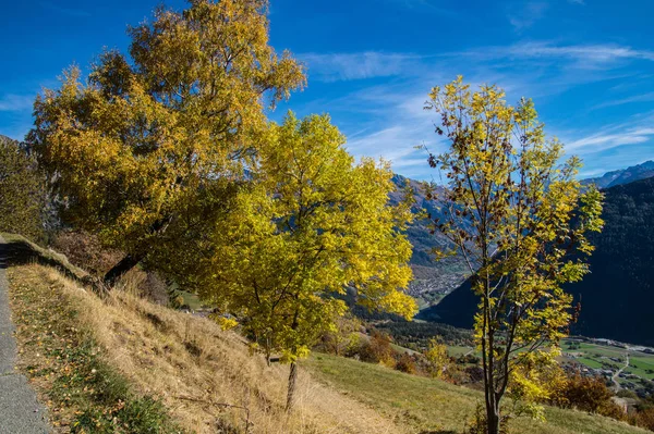 Paisaje otoñal en los Alpes suizos —  Fotos de Stock