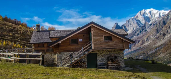 Paisagem de outono nos Alpes italianos — Fotografia de Stock