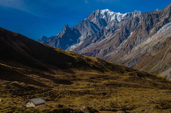 Autumn landscape in the Italian Alps — Stock Photo, Image