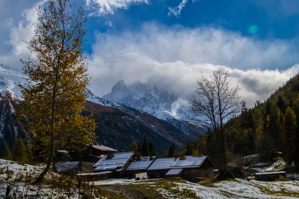 Jesienny krajobraz w Alpach Francuskich — Zdjęcie stockowe