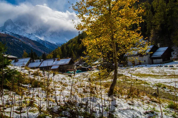 Paisaje otoñal en los Alpes franceses — Foto de Stock