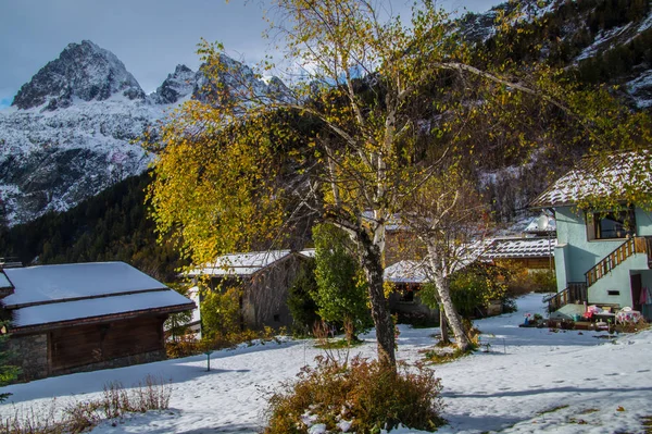 Осенний пейзаж во французских Альпах — стоковое фото
