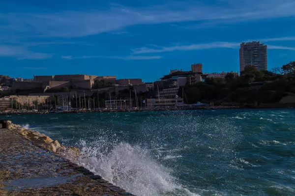 Hullám a Marseille kikötőjében — Stock Fotó