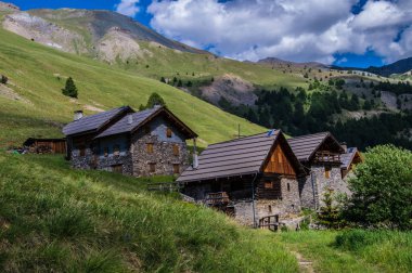 Qeyras 'taki villa tavanı Fransa' daki Hautes Alpes 'de.
