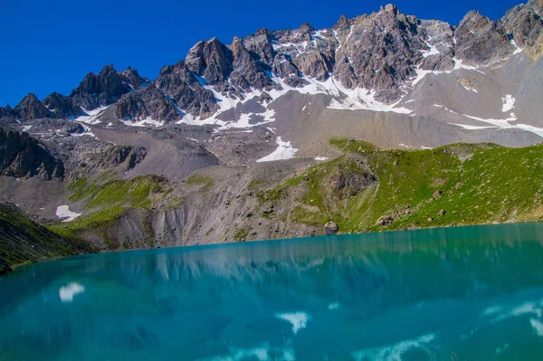 Lago sainte anne qeyras in hautes alpes in france — Foto Stock