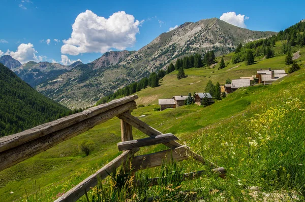 Chalmettes ceillac in qeyras in hautes alpes in frankreich — Stockfoto