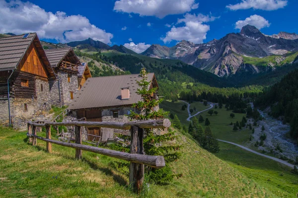 Villard ceillac em qeyras em hautes alpes em frança — Fotografia de Stock