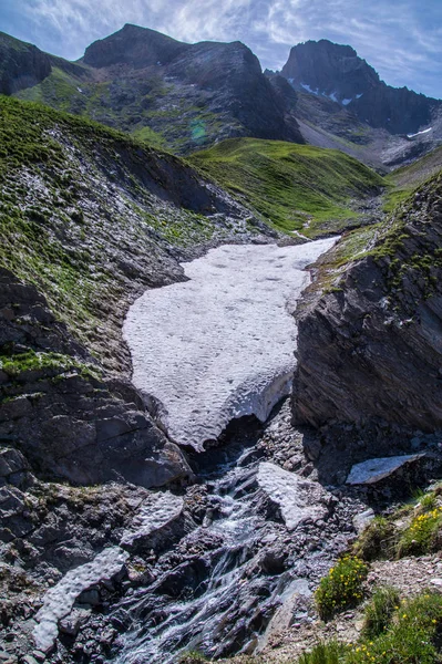 Lago clausis ceillac inqeyras en hautes alpes en francia — Foto de Stock