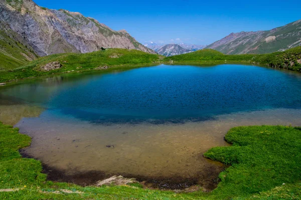 Lago clausis ceillac inqeyras en hautes alpes en francia — Foto de Stock