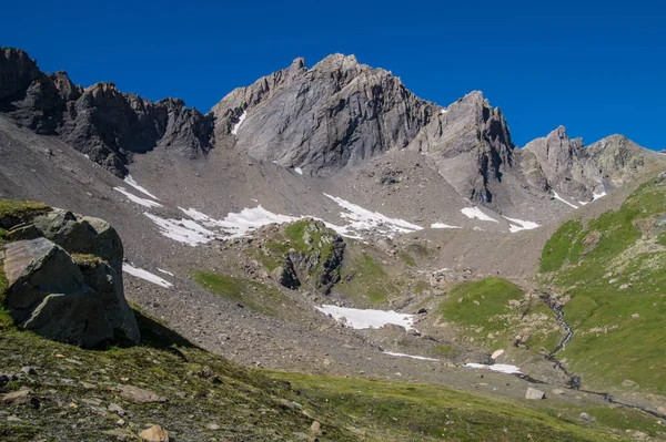 Paesaggio delle Alpi nella val d'Aosta in Italia — Foto Stock