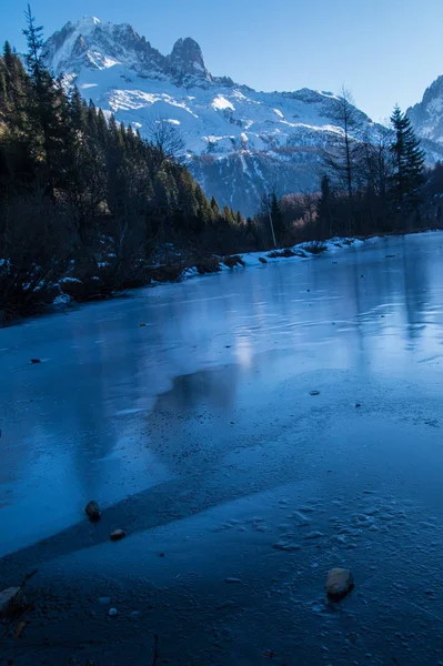 Lago congelado nos alpes franceses — Fotografia de Stock