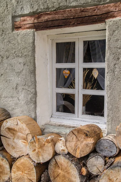 Z okna woodpile — Zdjęcie stockowe