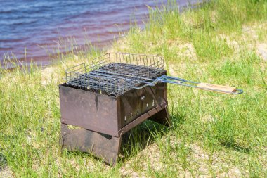Gölde barbekü ızgarası, doğada dinlenme.