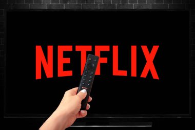 Netflix Logosu ile Nvidia Sheild TV Uzaktan Kumandası ve TV Ekranı 'nın kapanışı, Netflix dünya çapında tanınmış bir televizyon ve film sağlayıcısıdır.