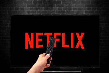 Netflix Logosu ile Nvidia Sheild TV Uzaktan Kumandası ve TV Ekranı 'nın kapanışı, Netflix dünya çapında tanınmış bir televizyon ve film sağlayıcısıdır.